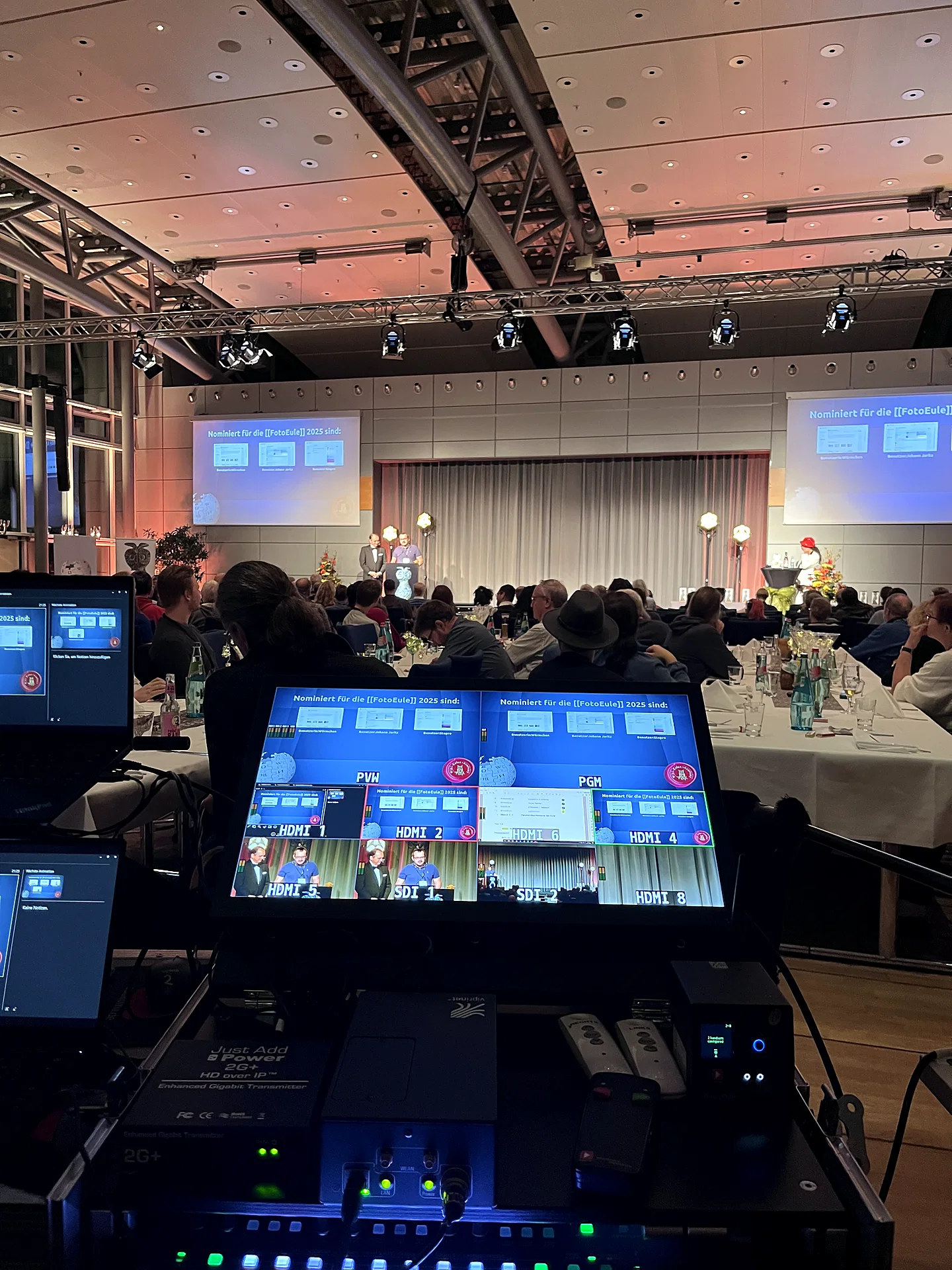WikiCon: Videoregie mit Kontrollmonitoren und Blick in den Konferenzsaal